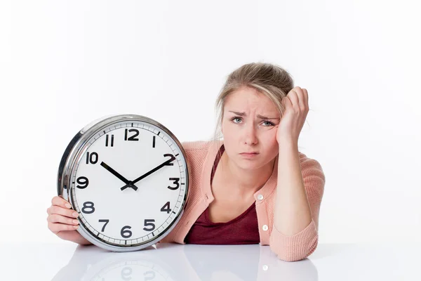 Désillusionné belle jeune femme blonde tenant une horloge se plaindre par avenir déprimant — Photo