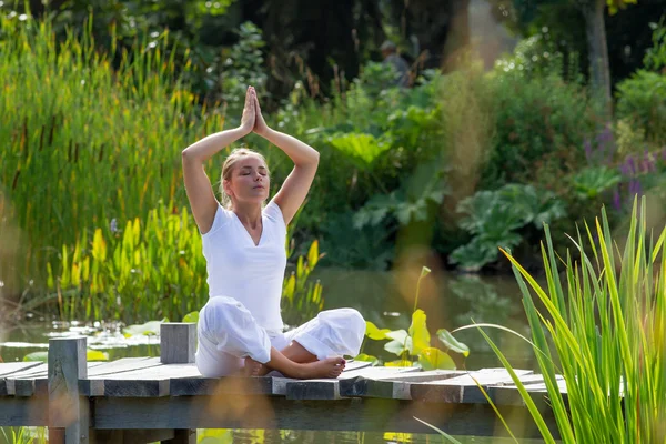 Meditação ao ar livre - zen 20s mulher loira ioga rezando, ambiente aquático — Fotografia de Stock
