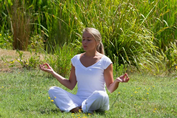 Meditação ao ar livre - zen 20s menina loira meditando em arredores do parque — Fotografia de Stock