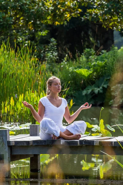 Meditação ao ar livre - zen 20s menina loira meditando, ambiente aquático — Fotografia de Stock