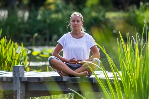 All'aperto meditazione zen 20s ragazza bionda rilassante, ambiente acquatico — Foto Stock