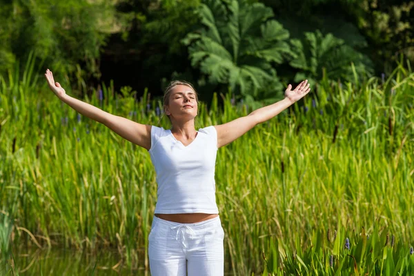 20s ragazza bionda rivitalizzando se stessa, reed ambiente — Foto Stock