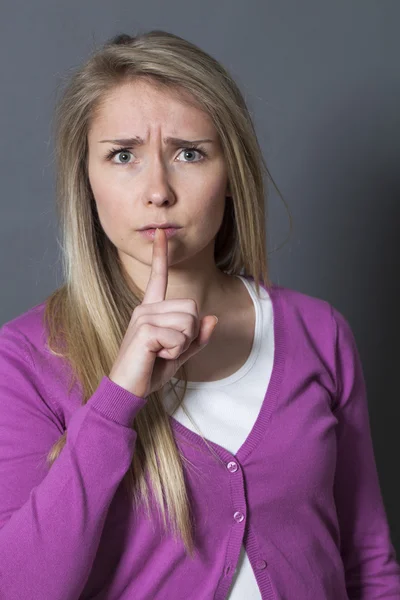 Mujer joven avergonzada que requiere mantener un secreto familiar — Foto de Stock