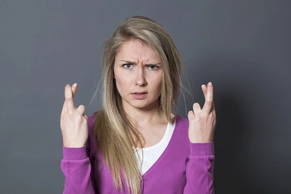 Ängstliches blondes Mädchen im Vertrauen darauf, fest die Daumen zu drücken — Stockfoto