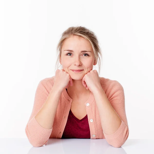 Αποφάσισε νεαρή ξανθιά γυναίκα που κάθεται σε ένα κατακερματισμένο γραφείο χαμογελώντας — Φωτογραφία Αρχείου