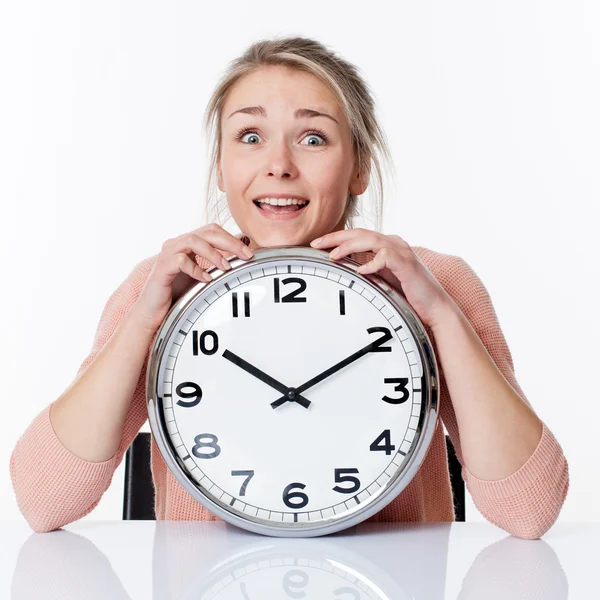 Succès belle jeune femme blonde appuyé sur une horloge — Photo