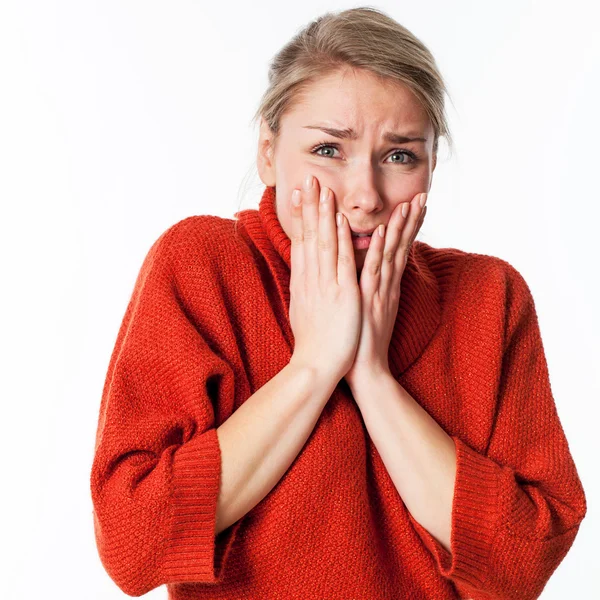 Nerveus jonge blonde vrouw verbergt haar gezicht voor zorgen en angst — Stockfoto