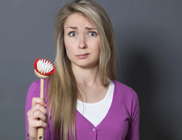 Stupéfait 20s fille avec plat brosse dans la main malheureux à laver et nettoyer — Photo