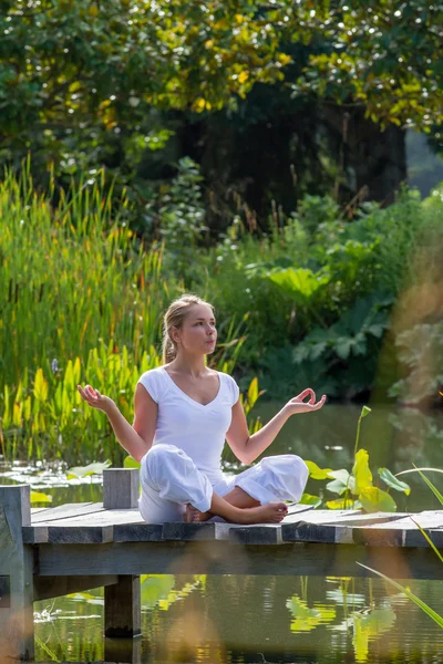 Zen 20s menina loira sorrindo com ambiente aquático — Fotografia de Stock