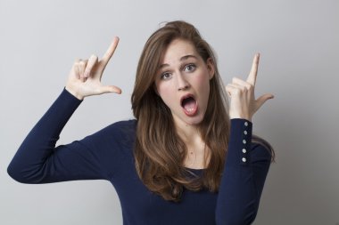 güzel 20'li yaşlarda zerafet ile eğlenceli bir Lol zevk kız