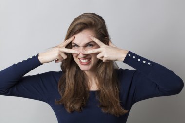 seksi isyan için çift v-sign ile başarılı genç kadın