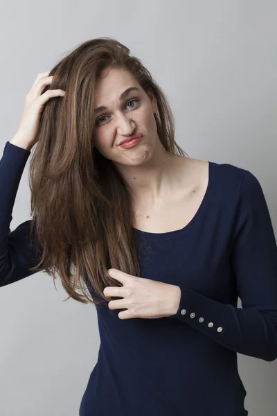 Pielęgnacja włosów koncepcji nieszczęśliwy młoda kobieta — Zdjęcie stockowe
