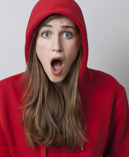 красивая девушка 20-х годов в ужасе и удивлении
