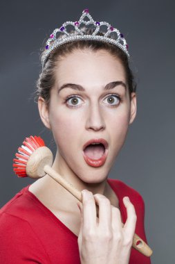 elinde çanak fırça ile sersemlemiş 20s güzellik kız evde yıkamak ve temizlemek zorunda şok