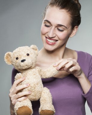 masumiyet ve çocuk mutluluğu için eğlenceli onun en sevdiği yorgan tutan güzel 20s kız