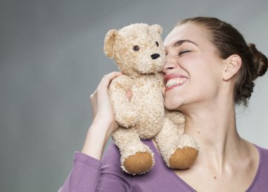 masumiyet ve çocuk mutluluğu için duygu ile en sevdiği yorgan sarılma eğlenceli 20s kız