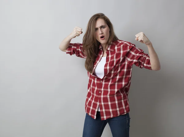 Агрессивная молодая женщина с кулаками готовая к бою — стоковое фото