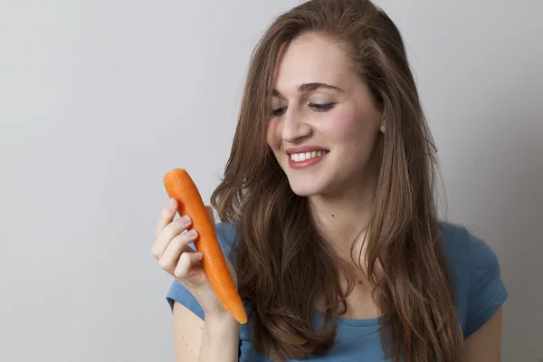 Sourire 20s fille avec symbole de légumes à la main — Photo