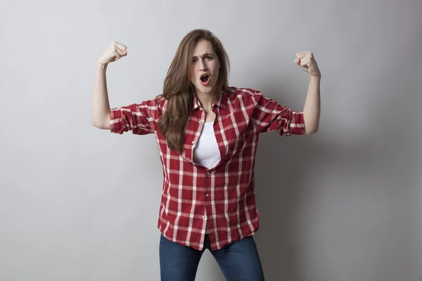 Boyish 20s mujer gritando en voz alta su independencia y género — Foto de Stock