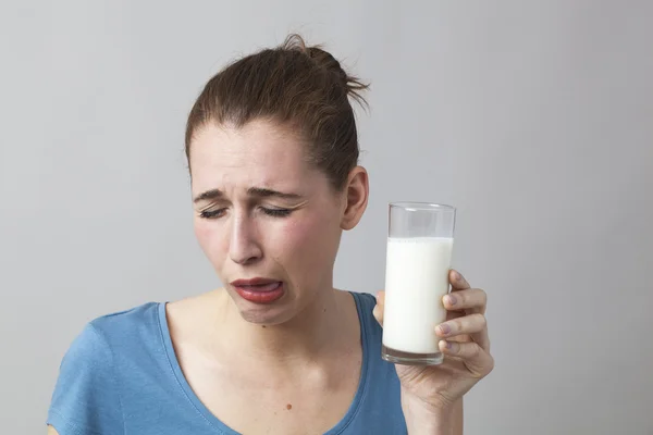 Menina de 20 anos sentindo-se doente por ter que beber leite ou leite de soja — Fotografia de Stock