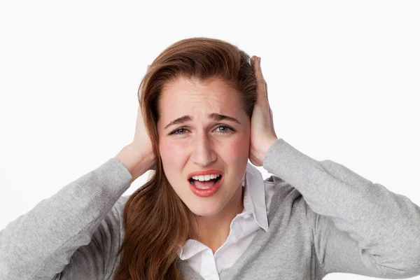 Mujer de 20 años estresada por el ruido, cubriéndose los oídos — Foto de Stock