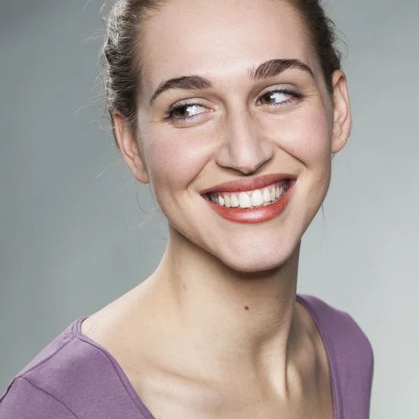 Jovem mulher emocionada sorrindo para o bem-estar e brilho da pele — Fotografia de Stock