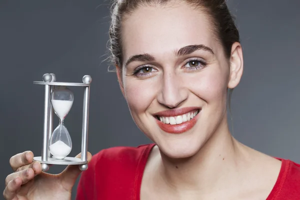 Kalm 20s meisje met symbool van timing in handen — Stockfoto