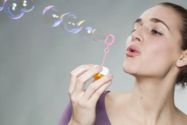 Hermosa chica de 20 años soplando burbujas de jabón para los recuerdos de la infancia —  Fotos de Stock