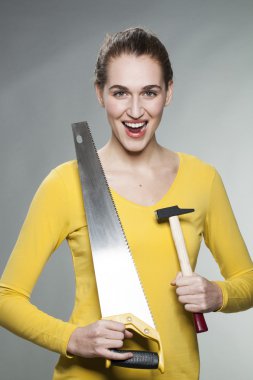 güzel bağımsız kız evde iyileştirilmesi ve Diy eğlenmek