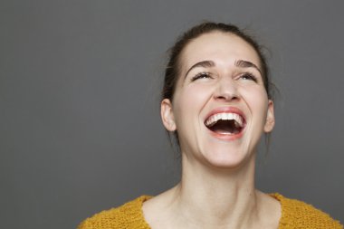 güzel genç kadın doğal mutluluk ifade gülüyor eğleniyor