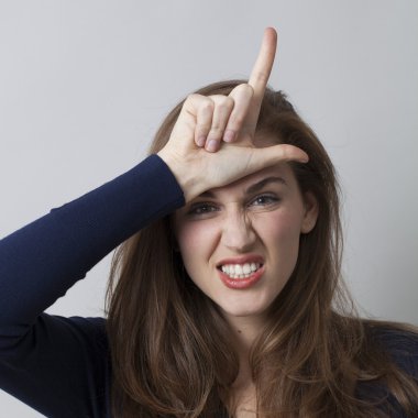 Kendini ya da kimse L kaybeden el hareketi ile suçlayarak Added kadın demek