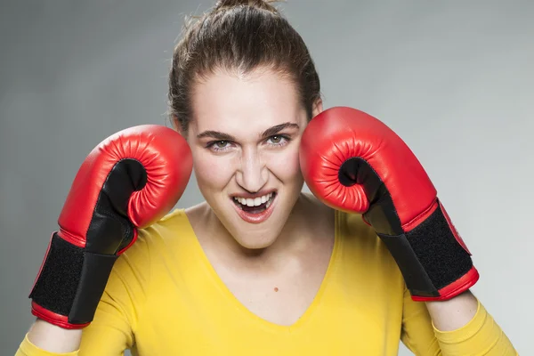 20s mulher desfrutando de competição e luta — Fotografia de Stock