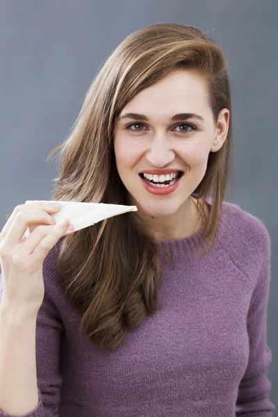 20'li yaşlarda gülümseyen kız süt peynir enerji ve iştah açıcı yemek yeme keyfini — Stok fotoğraf
