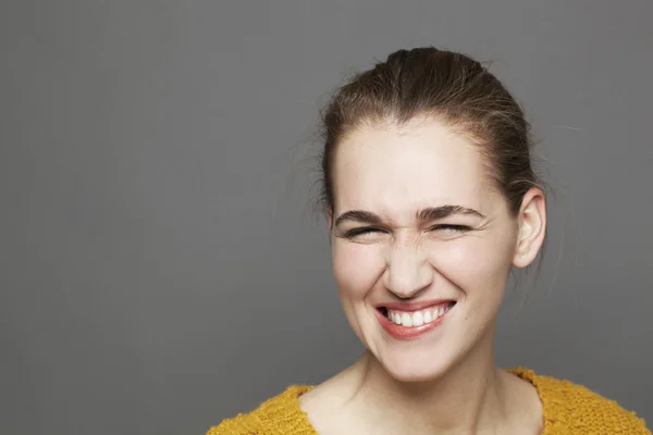 Vacker ung kvinna njuter winking uttrycker naturliga lycka — Stockfoto