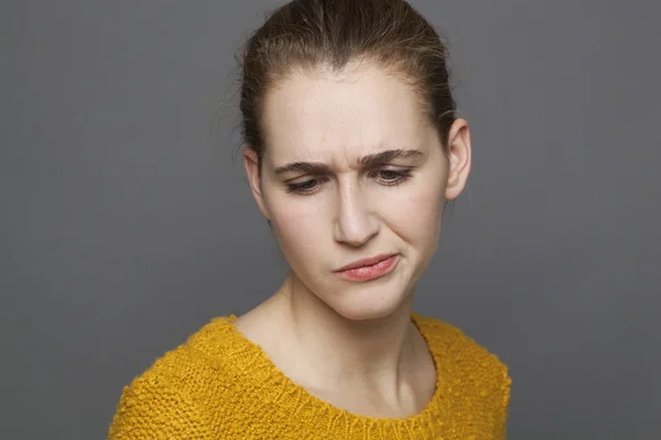 Portret van dubieuze jonge vrouw mokkend waarin verdriet of teleurstelling — Stockfoto