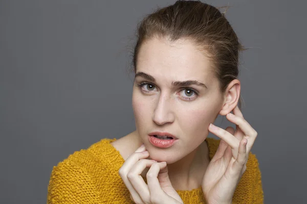 Sceptisch jonge vrouw op zoek verrast, uiting van verwarring en unsecurity — Stockfoto