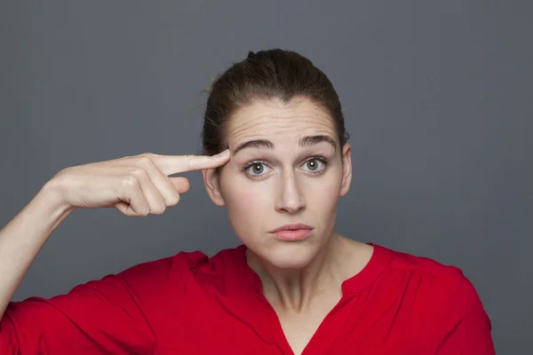 Mujer joven asombrada expresando confusión mental con gesto de mano loca — Foto de Stock