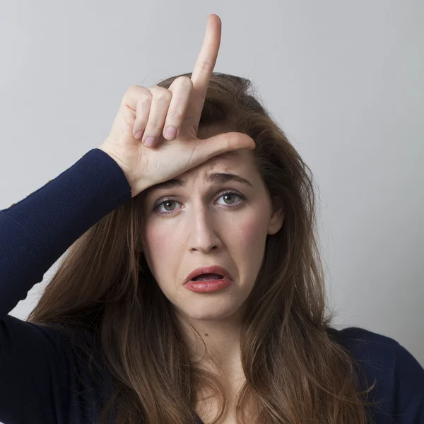 20 's vrouw beledigen zichzelf of iemand met L-verliezer handgebaar depressief — Stockfoto