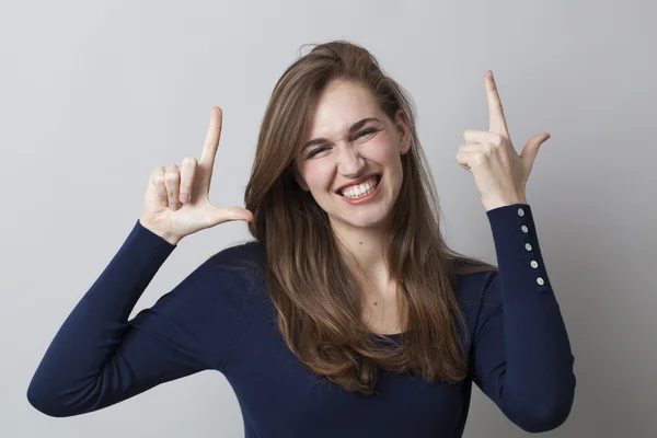 Linda menina de 20 anos desfrutando de um LOL de dentes com elegância — Fotografia de Stock