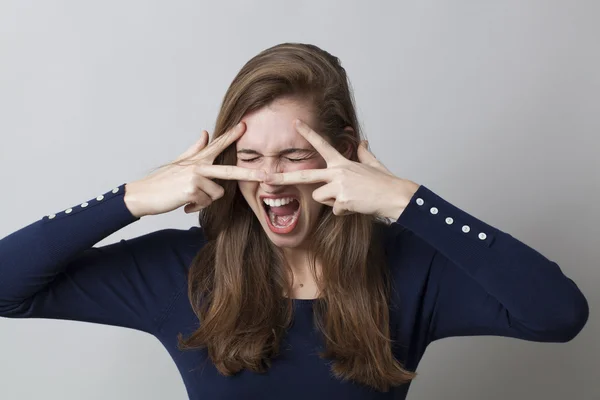 Spänning och humor koncept för skrika ung kvinna — Stockfoto