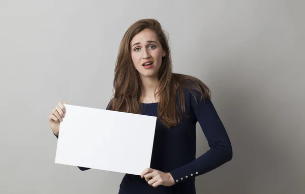 Infeliz chica de 20 años sosteniendo una triste comunicación delante de ella — Foto de Stock