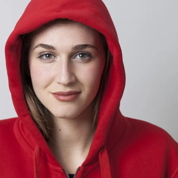 Χαμογελώντας πανέμορφο 20s φοιτήτριας να φοράει ρούχα κόκκινα αθλητικά είδη — Φωτογραφία Αρχείου