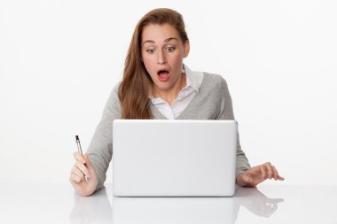 20'li yaşlarda hayran kadın PC seyrek beyaz masa üzerine yazma