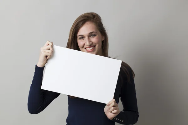 Alegre 20s mujer disfrutando de hacer un anuncio en la visualización de una inserción en blanco — Foto de Stock