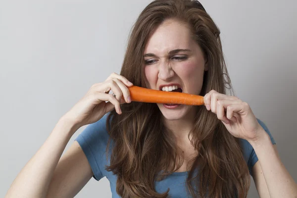 Faim 20s fille mordre une carotte avec de l "énergie — Photo