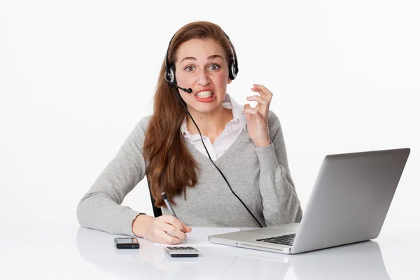 Verkrampte 20s vrouw met hoofdtelefoon en computer, witte office werken — Stockfoto
