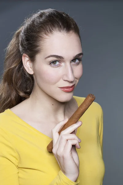Hermosa mujer de 20 años sosteniendo un cigarro grande con una sonrisa — Foto de Stock