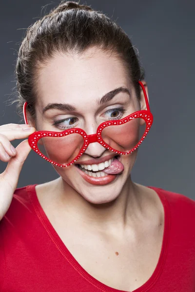 Juguetona joven con gafas rojas para la diversión pasión — Foto de Stock