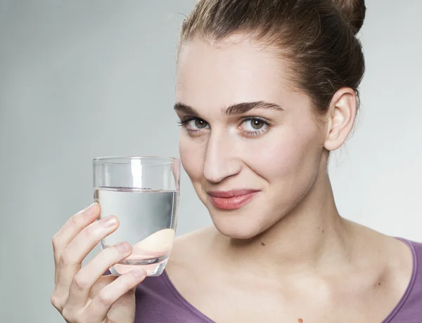Γαλήνιο 20s κορίτσι ευχαρίστως cheers με ποτήρι φρέσκο βρύσης ή μεταλλικό νερό — Φωτογραφία Αρχείου