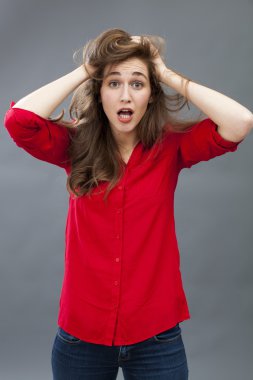 çılgın 20s kız sürpriz için saçlarını berbat